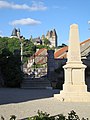 La Rochepot, monument aux morts; au fond le château.