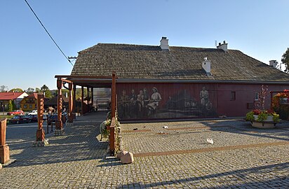 Rynek, dom drewniany z muralem Arkadiusza Andrejkowa