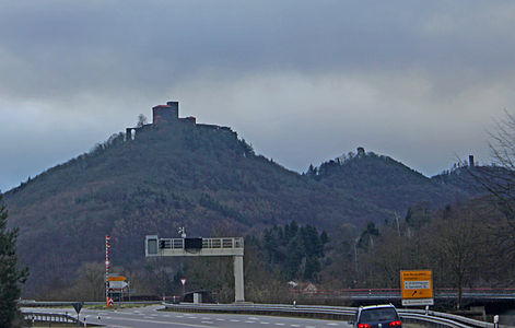 Von links: Trifels, Anebos und Scharfenberg