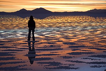 Coucher du soleil à Salar de Uyuni, Bolivie. (définition réelle 2 000 × 1 333)