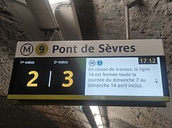 A Paris métro line 9 traveler information screen at Saint-Augustin station.jpg