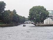 La confluència del Brent amb el Tàmesi. El vaixell a motor està circulant cap a la part alta del Brent. Des d'aquest punt fins a Hanwell el Brent està canalitzat i forma part del Grand Union Canal.