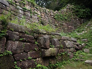 中門の西側の石塁