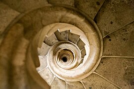 Escaliers hélicoïdaux à l’intérieur des tours.