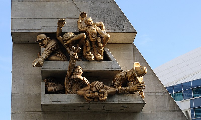 File:Toronto - ON - Rogers Centre - Michael Snow Skulptur.jpg