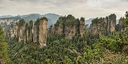 Panoramiese uitsig oor die Vyf-Vingerpiek, 'n kwartsiet-sandsteen-rotsformasie in die Unesco-wêrelderfenisgeied Wulingyuan, provinsie Hunan