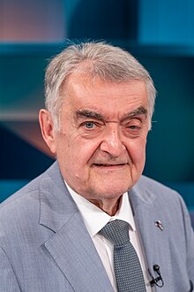 Portrait Herbert Reul vor Fernsehkulisse Hart aber fair