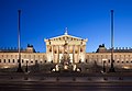 Parlamentsgebäude mit Vorplatz abends