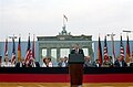 Reagan voor de Brandenburger Tor in Berlijn, 12 juni 1987. Ronald Reagan daagde de president van de Sovjet-Unie Michail Gorbatsjov uit met de woorden: "Mr. Gorbachev, tear down this wall!" (Meneer Gorbatsjov, sloop deze muur!)