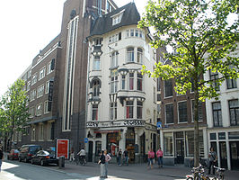 De bakkerij van D.C. Stähle aan Spuistraat 274, een Jugendstilontwerp uit 1898 van Gerrit van Arkel. Links het Gerzongebouw uit 1924