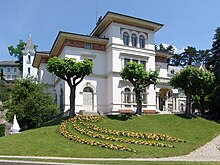 vue en couleurs sur un musée public entouré d'un parc.