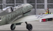 Bf109Eの主翼。主翼の付け根から補助翼まで続く単純フラップが見て取れる。 主翼付け根付近におろしているのがラジエーターフラップ