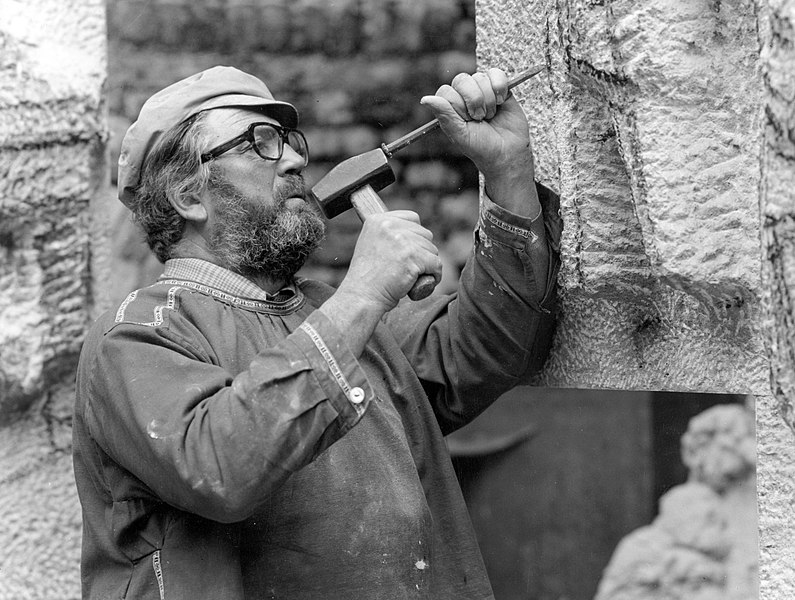 File:Pieter d'Hont in zijn atelier (1973).jpg