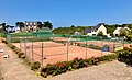 Courts de tennis du Saint-Lunaire Côte d’Émeraude Tennis Club avec le Yacht Club en arrière plan.