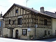 Maison à colombages dans le bourg.