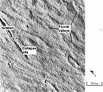 Chenaux sur les flancs d'Alba Mons, la plupart imputables à des écoulements de lave mais certains semblant davantage relever d'une érosion pluvieuse.