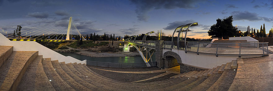 תצלום פנורמי של גשר המיליניום בפודוגריצה שהוקם בשנת 2005 (לצפייה הזיזו עם העכבר את סרגל הגלילה בתחתית התמונה)