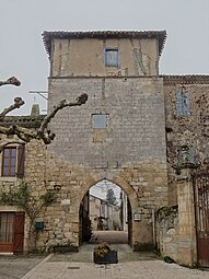 La tour-porte.