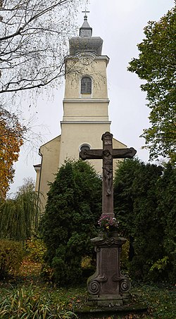 A római katolikus templom műemlék kőkereszttel