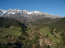 Het dorp Turieno aan de voet van de Picos de Europa