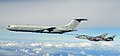 Photographie d'un VC10 en vol, suivi par deux avions de combat Tornado, simulannément accrochés au deux paniers de ravitaillement