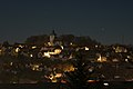 Stadtberg und alte Kirche bei Nacht