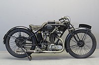 Het Model H10 uit 1927 had nog alle kenmerken van het 350cc-Model H7, maar het frame was verstevigd. Het schakelquadrant naast de tank zit nu verder naar achteren, bijna recht boven de versnellingsbak.