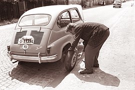 Menjava kolesa na avtomobilu 1961.jpg