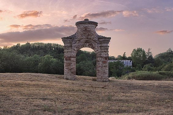 Arco di Trionfo - Belforte del Chienti (FM) Autore: Louis Gino Borsella Licenza: CC-BY-SA-4.0