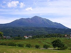 高千穂牧場から望む高千穂峰