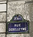 Plaque de rue et traces de l’ancien nom de la section de la rue Debelleyme, la « rue Neuve-Saint-François ».