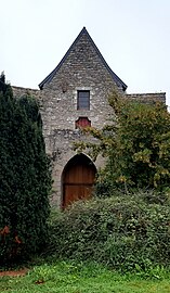 Façade de la tour Sainte-Anne à l'intérieur des remparts.