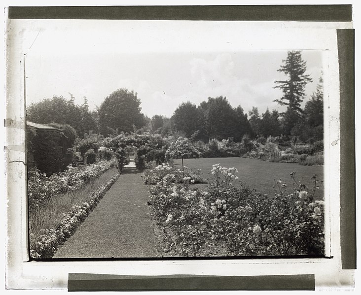 File:"Benventuo," Robert Pim Butchart house, 800 Benvenuto Avenue, Central Saanich, British Columbia, Canada. Rose garden LCCN2008677596.jpg