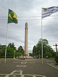 Obelisco da Praça Internacional, na "Frontera de la Paz", cidades de Rivera (Uruguai) e Santana do Livramento (Brasil).