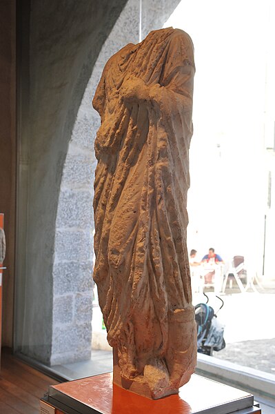 File:Fragmento de escultura de personaje togado - MUHSAG 4.JPG