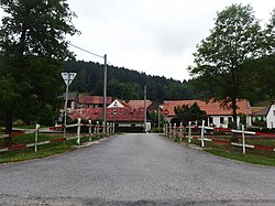 Malá vesnice leží těsně vedle silnice za říčkou Nedvědicí a železniční tratí č. 251