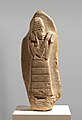 Stèle représentant la déesse protectrice Lam(m)a, dédiée par le roi Nazi-Maruttash à la déesse Ishtar, à Uruk. Metropolitan Museum of Art.