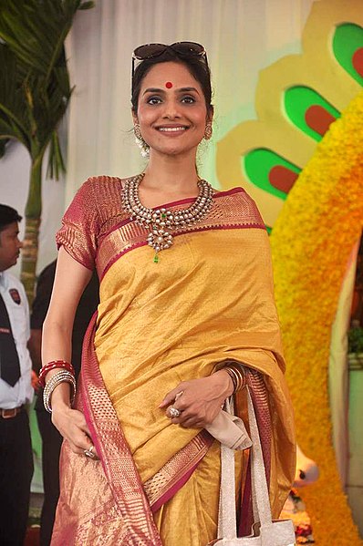 File:Madhoo at Esha Deol's wedding at ISCKON temple 18.jpg