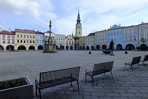 Place Masaryk à Nový Jičín avec la colonne mariale et la fontaine, à l'arrière-plan l'église de l'Assomption de la Vierge Marie