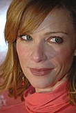 Lauren Holly, souriante.