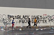 Graffiti "Black Lives Fucking Matter" e "Fuck 12" in un negozio di Lake Street, Minneapolis, la mattina del 28 maggio 2020