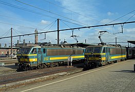 2132 et 2142 en gare de Gand-Saint-Pierre.