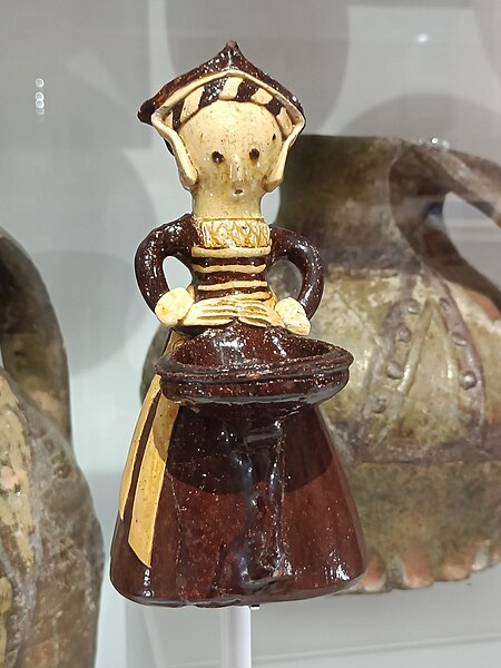 File:Tudor lady carrying dish for salt, excavated Cardiff, ca 1530-1550.jpg