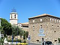 Tour Carrée (rechts) und Pfarrkirche von Sainte-Maxime (links)