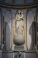 Statue de la Vierge à l'enfant dans le chœur de cette dernière.