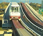 People mover del tipo monorotaia in funzione all'Aeroporto Internazionale di Newark