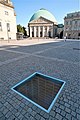 Denkmal zur Erinnerung an die Bücherverbrennung (Im Hintergrund die St.-Hedwigs-Kathedrale)