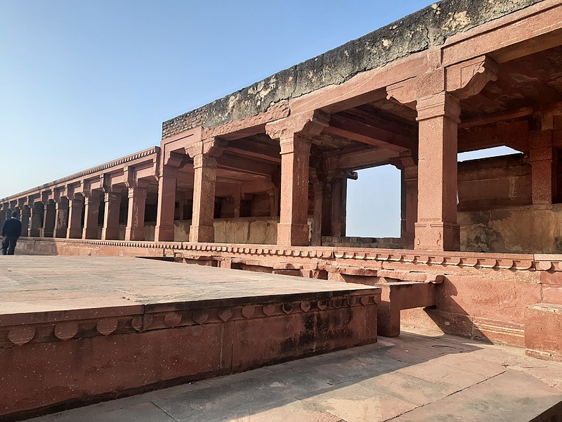 File:Courtyard at Fatehpur Sikri 1.jpg