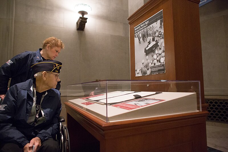 File:Honor Flight 20151019-01-099 (22348995161).jpg