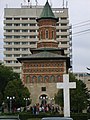 Kerk "Sfântul neculai domnesc" en het grijze gebouw "Hotel Moldova"